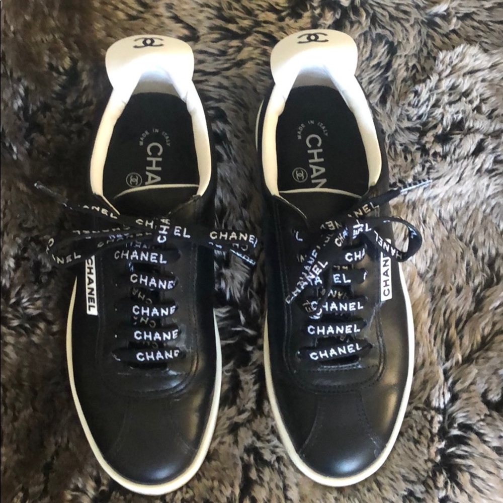 2018 Chanel black leather low top sneakers